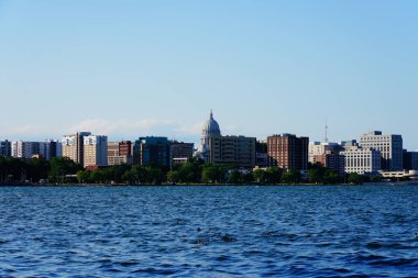 Madison, Wisconsin Capitol ve Olin Park 'taki şehir binalarının manzara fotoğrafları.