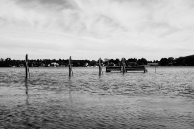 Wisconsin, Sturgeon Körfezi 'nin sularının manzarası Sturgeon Körfezi' nin kıyı şeridine akıyor..