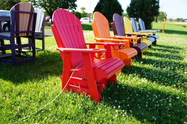 Kolorowe Drewniane Krzesła Ogrodowe Ustawione Zewnątrz Aby Być Sprzedawane Obszarze — Zdjęcie stockowe