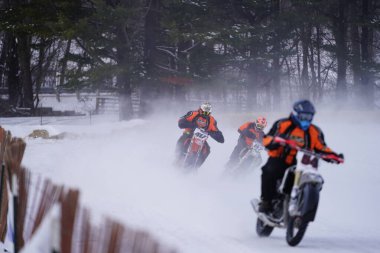 Hortonville, Wisconsin / ABD - 26 Ocak 2019: Toprak motosikletli sürücüler donmuş buzlu göl üzerinde gezinirken eğleniyorlardı