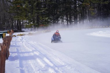 Hortonville, Wisconsin / ABD - 26 Ocak 2019: Kar motosikletli sürücüler donmuş buzlu göl üzerinde gezinirken eğleniyorlardı.