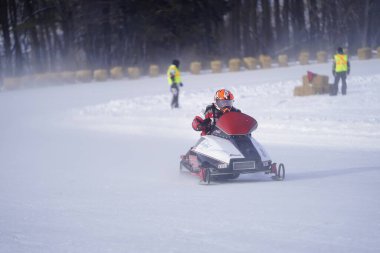 Hortonville, Wisconsin / ABD - 26 Ocak 2019: Kar motosikletli sürücüler donmuş buzlu göl üzerinde gezinirken eğleniyorlardı.