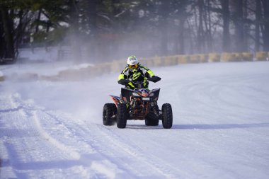 Hortonville, Wisconsin / ABD - 26 Ocak 2019: Birçok bisikletli ve ATV 'li donmuş buzlu göl üzerinde gezinirken eğleniyordu.