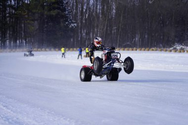 Hortonville, Wisconsin / ABD - 26 Ocak 2019: Birçok bisikletli ve ATV 'li donmuş buzlu göl üzerinde gezinirken eğleniyordu.