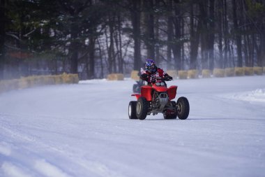 Hortonville, Wisconsin / ABD - 26 Ocak 2019: Birçok bisikletli ve ATV 'li donmuş buzlu göl üzerinde gezinirken eğleniyordu.
