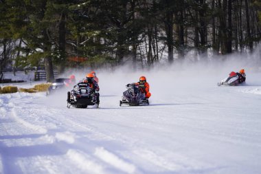 Hortonville, Wisconsin / ABD - 26 Ocak 2019: Kar motosikletli sürücüler donmuş buzlu göl üzerinde gezinirken eğleniyorlardı.