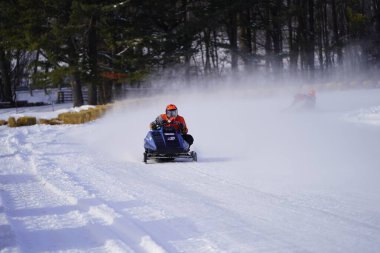 Hortonville, Wisconsin / ABD - 26 Ocak 2019: Kar motosikletli sürücüler donmuş buzlu göl üzerinde gezinirken eğleniyorlardı.