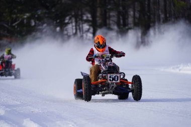 Hortonville, Wisconsin / ABD - 26 Ocak 2019: Birçok bisikletli ve ATV 'li donmuş buzlu göl üzerinde gezinirken eğleniyordu.