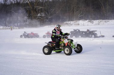 Hortonville, Wisconsin / ABD - 26 Ocak 2019: Birçok bisikletli ve ATV 'li donmuş buzlu göl üzerinde gezinirken eğleniyordu.