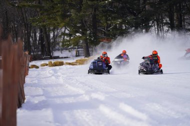 Hortonville, Wisconsin / ABD - 26 Ocak 2019: Kar motosikletli sürücüler donmuş buzlu göl üzerinde gezinirken eğleniyorlardı.