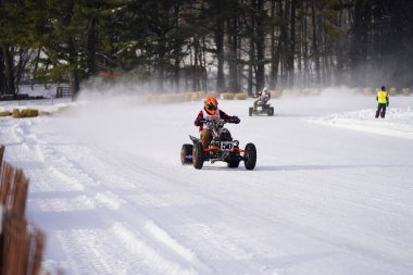 Hortonville, Wisconsin / ABD - 26 Ocak 2019: Birçok bisikletli ve ATV 'li donmuş buzlu göl üzerinde gezinirken eğleniyordu.