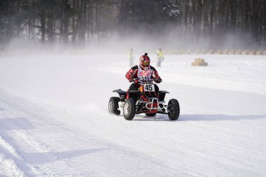 Hortonville, Wisconsin / ABD - 26 Ocak 2019: Birçok bisikletli ve ATV 'li donmuş buzlu göl üzerinde gezinirken eğleniyordu.