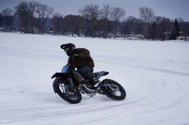 Hortonville, Wisconsin / ABD - 26 Ocak 2019: Toprak motosikletli sürücüler donmuş buzlu göl üzerinde gezinirken eğleniyorlardı