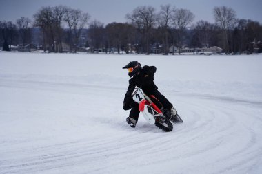 Hortonville, Wisconsin / ABD - 26 Ocak 2019: Toprak motosikletli sürücüler donmuş buzlu göl üzerinde gezinirken eğleniyorlardı