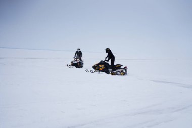 Fond du Lac, Wisconsin / USA - 9 Mart 2019: İnsanlar donmuş karavan gölünde buzun üzerinde araçları sürerken eğleniyorlar