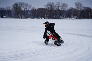 Hortonville, Wisconsin / ABD - 26 Ocak 2019: Toprak motosikletli sürücüler donmuş buzlu göl üzerinde gezinirken eğleniyorlardı