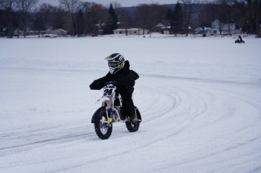 Hortonville, Wisconsin / ABD - 26 Ocak 2019: Toprak motosikletli sürücüler donmuş buzlu göl üzerinde gezinirken eğleniyorlardı