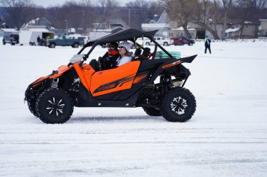 Fond du Lac, Wisconsin / USA - 9 Mart 2019: İnsanlar donmuş karavan gölünde ATV ve Quad motosikletleriyle buzun üzerinde gezerken eğleniyorlar