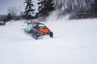 Fond du Lac, Wisconsin / USA - 9 Mart 2019: İnsanlar donmuş karavan gölünde ATV ve Quad motosikletleriyle buzun üzerinde gezerken eğleniyorlar