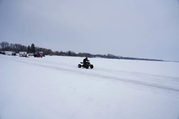 ウィスコンシン州ホートンビル アメリカ 2019年1月26日 汚れた自転車に乗る多くのライダーは 凍った氷の湖を覆った雪の上を楽しみました — ストック写真