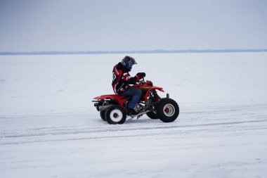 Fond du Lac, Wisconsin / USA - 9 Mart 2019: İnsanlar donmuş karavan gölünde ATV ve Quad motosikletleriyle buzun üzerinde gezerken eğleniyorlar