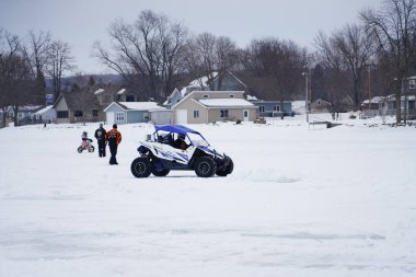 Hortonville, Wisconsin / ABD - 26 Ocak 2019: Birçok bisikletli ve ATV 'li donmuş buzlu göl üzerinde gezinirken eğleniyordu