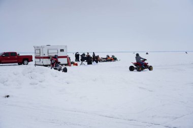 Hortonville, Wisconsin / ABD - 26 Ocak 2019: Birçok bisikletli ve ATV 'li donmuş buzlu göl üzerinde gezinirken eğleniyordu