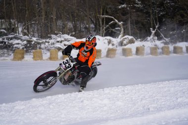 Hortonville, Wisconsin / ABD - 26 Ocak 2019: Toprak motosikletli sürücüler donmuş buzlu göl üzerinde gezinirken eğleniyorlardı