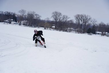 Hortonville, Wisconsin / ABD - 26 Ocak 2019: Toprak motosikletli sürücüler donmuş buzlu göl üzerinde gezinirken eğleniyorlardı