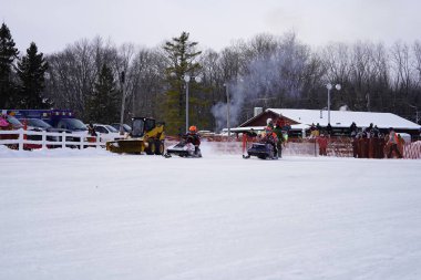 Hortonville, Wisconsin / ABD - 26 Ocak 2019: Kar motosikletli sürücüler donmuş buzlu göl üzerinde gezinirken eğleniyorlardı