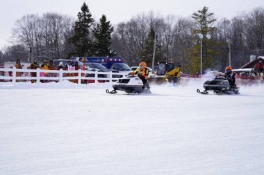 Hortonville, Wisconsin / ABD - 26 Ocak 2019: Kar motosikletli sürücüler donmuş buzlu göl üzerinde gezinirken eğleniyorlardı