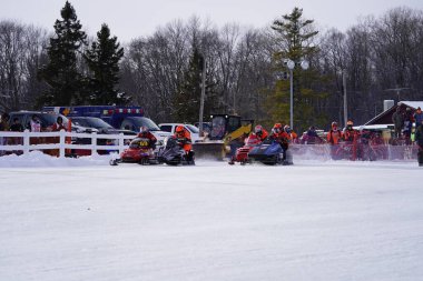 Hortonville, Wisconsin / ABD - 26 Ocak 2019: Kar motosikletli sürücüler donmuş buzlu göl üzerinde gezinirken eğleniyorlardı