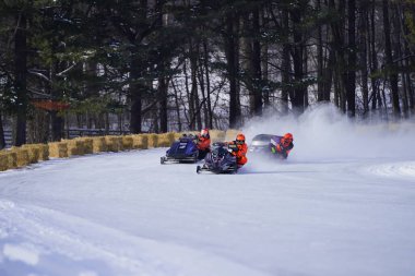 Hortonville, Wisconsin / ABD - 26 Ocak 2019: Kar motosikletli sürücüler donmuş buzlu göl üzerinde gezinirken eğleniyorlardı.