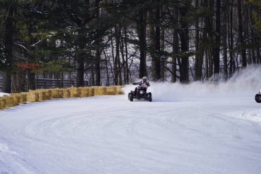 Hortonville, Wisconsin / ABD - 26 Ocak 2019: Birçok bisikletli ve ATV 'li donmuş buzlu göl üzerinde gezinirken eğleniyordu.