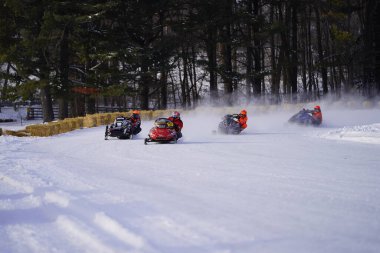 Hortonville, Wisconsin / ABD - 26 Ocak 2019: Kar motosikletli sürücüler donmuş buzlu göl üzerinde gezinirken eğleniyorlardı.