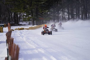 Hortonville, Wisconsin / ABD - 26 Ocak 2019: Birçok bisikletli ve ATV 'li donmuş buzlu göl üzerinde gezinirken eğleniyordu.