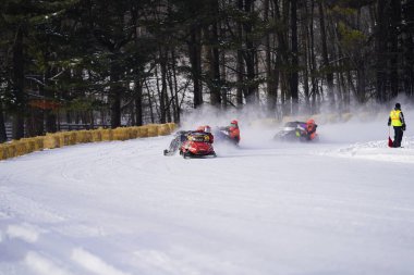 Hortonville, Wisconsin / ABD - 26 Ocak 2019: Kar motosikletli sürücüler donmuş buzlu göl üzerinde gezinirken eğleniyorlardı.