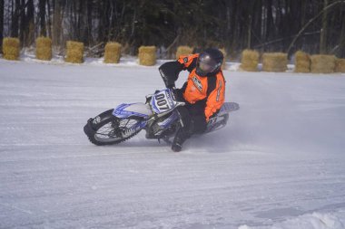 Hortonville, Wisconsin / ABD - 26 Ocak 2019: Toprak motosikletli sürücüler donmuş buzlu göl üzerinde gezinirken eğleniyorlardı