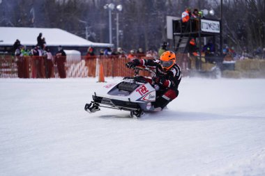 Hortonville, Wisconsin / ABD - 26 Ocak 2019: Kar motosikletli sürücüler donmuş buzlu göl üzerinde gezinirken eğleniyorlardı