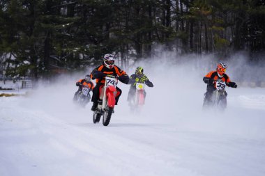 Hortonville, Wisconsin / ABD - 26 Ocak 2019: Toprak motosikletli sürücüler donmuş buzlu göl üzerinde gezinirken eğleniyorlardı
