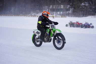 Hortonville, Wisconsin / ABD - 26 Ocak 2019: Toprak motosikletli sürücüler donmuş buzlu göl üzerinde gezinirken eğleniyorlardı