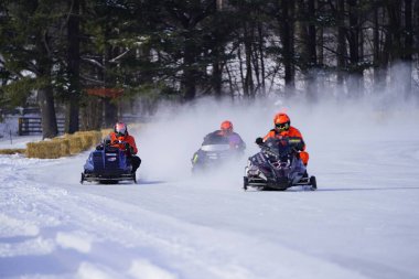 Hortonville, Wisconsin / ABD - 26 Ocak 2019: Kar motosikletli sürücüler donmuş buzlu göl üzerinde gezinirken eğleniyorlardı.