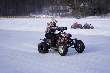 Hortonville, Wisconsin / ABD - 26 Ocak 2019: Birçok bisikletli ve ATV 'li donmuş buzlu göl üzerinde gezinirken eğleniyordu.