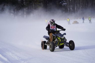 Hortonville, Wisconsin / ABD - 26 Ocak 2019: Birçok bisikletli ve ATV 'li donmuş buzlu göl üzerinde gezinirken eğleniyordu.