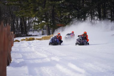 Hortonville, Wisconsin / ABD - 26 Ocak 2019: Kar motosikletli sürücüler donmuş buzlu göl üzerinde gezinirken eğleniyorlardı.
