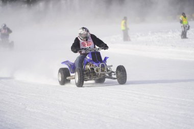 Hortonville, Wisconsin / ABD - 26 Ocak 2019: Birçok bisikletli ve ATV 'li donmuş buzlu göl üzerinde gezinirken eğleniyordu.