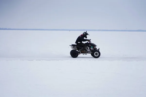 ウィスコンシン州ホートンビル アメリカ 1月26日 2019 クワッドバイクとAtvの多くのライダーは凍った湖を覆った雪の上に乗って楽しんでいました — ストック写真
