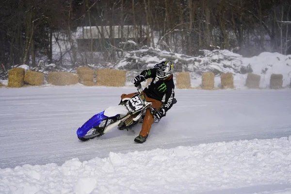 ウィスコンシン州ホートンビル アメリカ 2019年1月26日 汚れた自転車に乗る多くのライダーは 凍った氷の湖を覆った雪の上を楽しみました — ストック写真