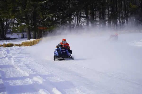 Hortonville, Wisconsin / ABD - 26 Ocak 2019: Kar motosikletli sürücüler donmuş buzlu göl üzerinde gezinirken eğleniyorlardı.