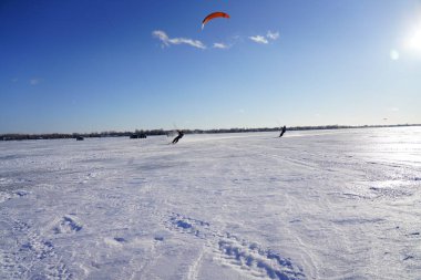 Fond du Lac, Wisconsin USA - 8 Şubat 2019: Sevilen du lac topluluğunun sakinleri karavanın donmuş gölünde buz uçurtmasının tadını çıkardılar.